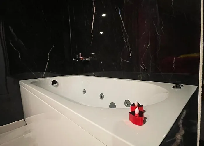 Apartamento con jardín y pequeña piscina privada para refrescarse